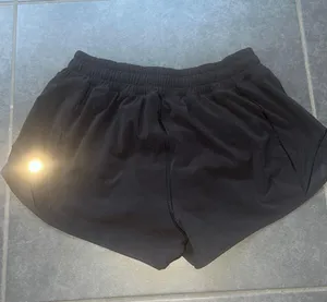 Lululemon Hotty Hot Low-Rise Lined Short 2.5 thumbnail 2