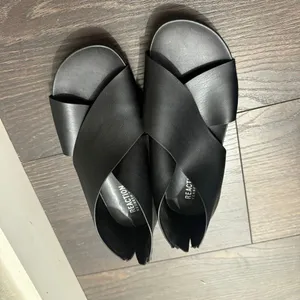 Kenneth Cole Reaction Women’s 6 Black Leather Criss Cross Sandals thumbnail 2