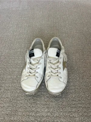 Dirty old sneakers White and Gold Star Low-Top Women's Sneakers thumbnail 2