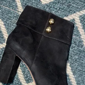 Kate Spade Black Suede Ankle Boots Block Heel Gold Button Size 9.5 thumbnail 4
