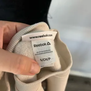 Reebok Relaxed Fit Logo Sweatshirt Pullover Cream Ivory Small NWT thumbnail 4