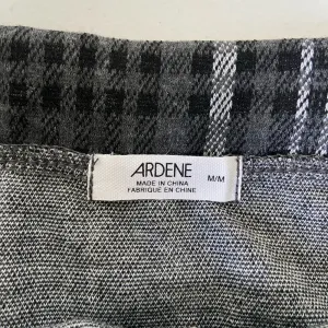 NWT | Ardene women’s plaid zip up miniskirt‎ — medium Black thumbnail 6
