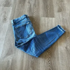 Madewell 9" Mid-Rise Skinny Jeans in York Wash: Rip and Repair Edition thumbnail 9