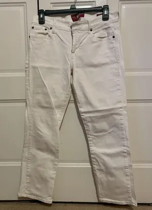 white cropped jeans, size 4 but fits like a 2. So cute. thumbnail 1