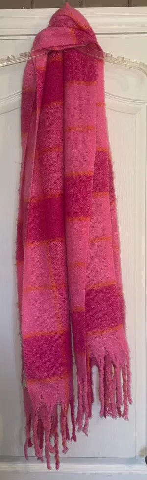 Shiraleah Chicago boutique Pink and Orange chunky fringe end Women's Scarf. Worn once in New York thumbnail 3