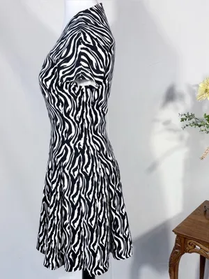 💥REISS Black White Zebra Fit & Flare V Neck Mini Dress Pockets Sz 2 💛 thumbnail 5