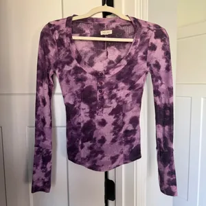 Anthropologie Pilcro Purple‎ Tie Dye Henley Top Andie Soft Casual Long sleeve thumbnail 2