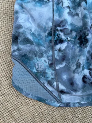 Lululemon Hotty Hot Low Rise Short Kaleidofloral Multi/Blue Cast -Size 6 thumbnail 2