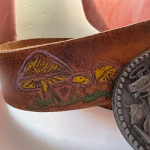 70s Vtg sz 34 Painted Mushroom Butterfly Floral Tooled Leather Belt W/Zee Buckle thumbnail 4