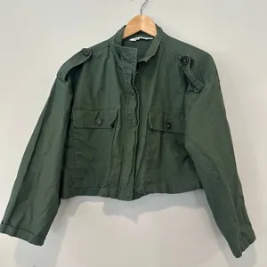 Zara military green Utility cropped jacket women size Medium thumbnail 2