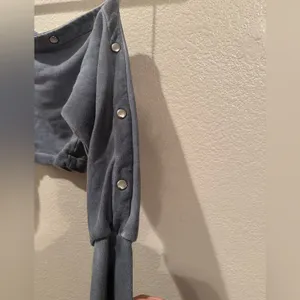 Jennifer Lopez Off-Shoulder Snap Asymmetrical French Terry Sweatshirt Cropped L thumbnail 4