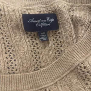 American Eagle Wool Blend Knit Sweater Tan Size XS. 3 button detail on sleeve. thumbnail 3