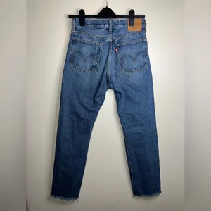 Levi's Women's Blue Distressed wedgie Straight Leg medium wash Jeans 26‎ thumbnail 3