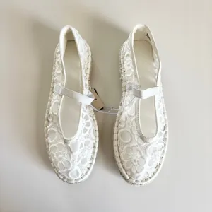 Universal Threads Celia White Floral Lace Mary Jane Espadrille Flats Women's 6.5 thumbnail 2