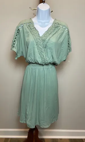 Davi & Dani Dress Size M Sage Green Lace Trim Blouson V Neck Mini New With Tag thumbnail 1