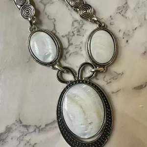 White silver tone pendant necklace thumbnail 5