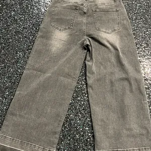 Women’s Size 8 Wide Leg Jeans thumbnail 4