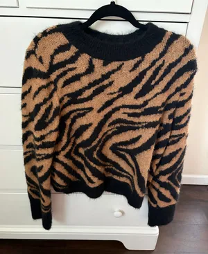 H&M Animal Print crew neck Sweater thumbnail 1