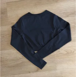 Gymshark Women’s Black Crop Too Medium thumbnail 3