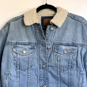 NWT American Eagle Outfitters Fleece Lined Trucker Denim Jacket in‎ Blue thumbnail 3