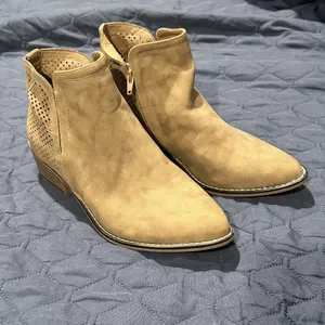 madden Women’s shoes ankle Boots heels beige tan zip up size 6.5 suede thumbnail 1