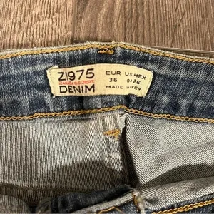 NEW Zara mid Rise Flare Jeans Light Wash Bootcut Zip Fly Denim Pockets Size 4 thumbnail 3