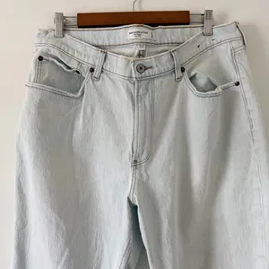Abercrombie & Fitch Light Wash Mid Rise Baggy Jeans thumbnail 3
