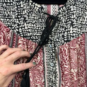 DR2 Women's Tunic Top Size Medium‎ Pink Black Paisley Boho Tassel V-Neck thumbnail 6
