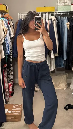 Alo Yoga Sweatpants thumbnail 1