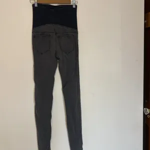 H & M Dark Gray Super Skinny Ultra High Rib Maternity Skinny Jeans Size 4 thumbnail 4