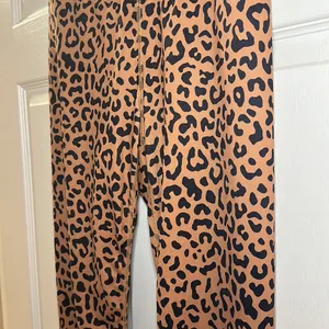 Unbranded Women’s Leopard Print Mid Rise Leggings‎ Size Medium thumbnail 2