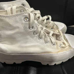 Converse High-Top Sneakers in white sneakers has some stains thumbnail 4