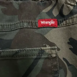Wrangler camo cargo joggers thumbnail 3