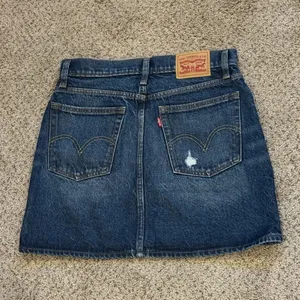 Levi’s Distressed Denim Mini Skirt W27 Vintage Inspired Y2K Festival Ready thumbnail 2