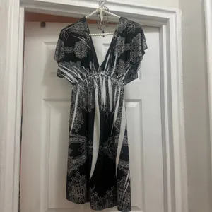 Chesley Size Small Black & White Plunge V-Neck Boho Short Sleeve Sundress thumbnail 8