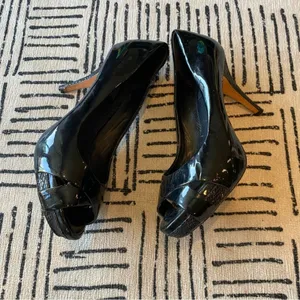 White House Black Market Patent Snakeskin Peep Toe Heels 9M thumbnail 4