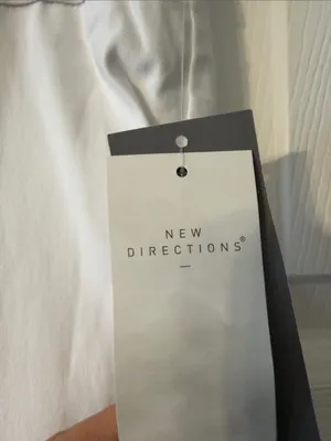 new directions White Bermuda Shorts Mid-Length Cut inseam 11” waist 30” size 6 thumbnail 3