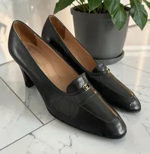Vintage Gucci Black Leather Mid-Heel Pumps with Gold Monogram Accent thumbnail 1
