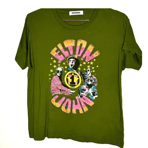 Daydreamer Elton John the One Solo Crewneck Graphic in Olive Green Tee Medium thumbnail 2