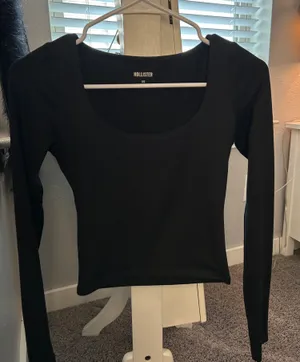Hollister Black Top thumbnail 1