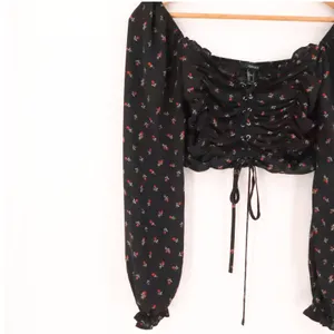 Forever 21 Floral Lace Up Milkmaid Crop Top Womens Size S Black Rose‎ Dark Fairy thumbnail 3
