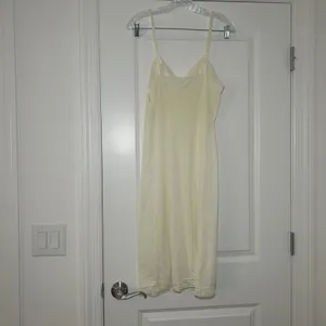 Vanity Fair Vintage Full Slip Lace Trim Ivory Cream Lingerie bridal coquette thumbnail 4