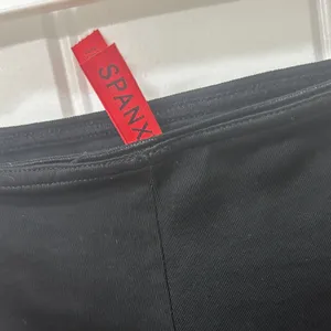 SPANX Mid Thigh Shape Wear Shorts- Size Medium thumbnail 2