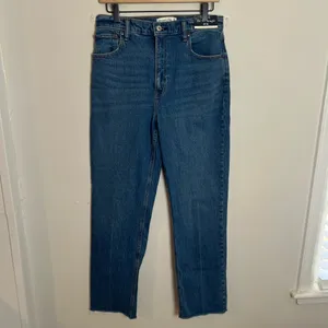 NWT ABERCROMBIE- Curve Love Ultra High Rise 90s Straight Jean Size 29 thumbnail 2