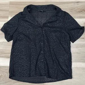 Vero Moda Black Semi Sheer Cheetah Button Up Top Women’s Small thumbnail 1