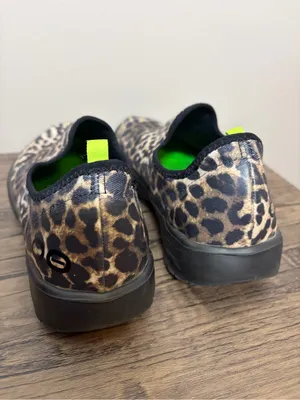 Oofos OOmg eeZee Women’s Size 9 EU 40 Shoes Cheetah Black Sole Recovery Sneaker thumbnail 5