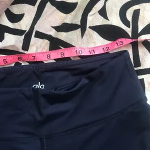 ALO YOGA feather leggings mid rise sz small inside pocket thumbnail 6