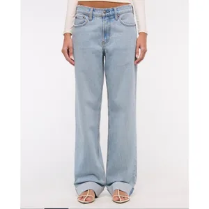 Abercrombie & Fitch The Baggy Low Rise Jeans Light Wash 32 14L Wide Leg thumbnail 2