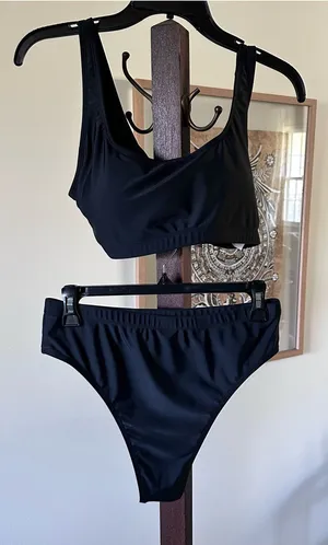 Amazon Black Two-Piece Bikini Set - Sporty Scoop Top & High-Cut Bottoms thumbnail 1