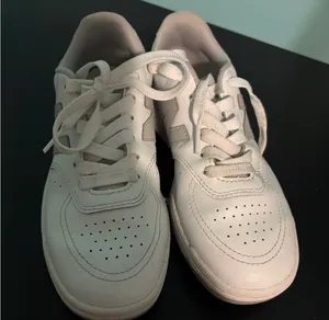 New balance sneakers size 4  thumbnail 1